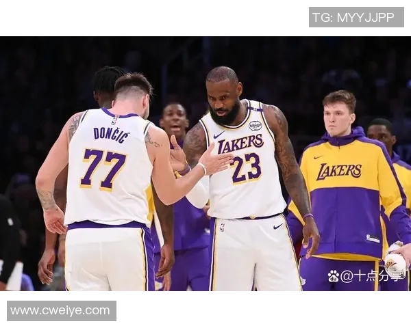 湖人对掘金比赛精彩回顾及得分分析，揭示双方表现亮点与关键时刻