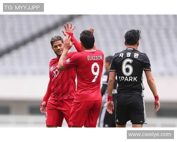 上港与首尔激战正酣比分悬念迭起引发球迷热议 上港与首尔激战正酣比分悬念迭起引发球迷热议