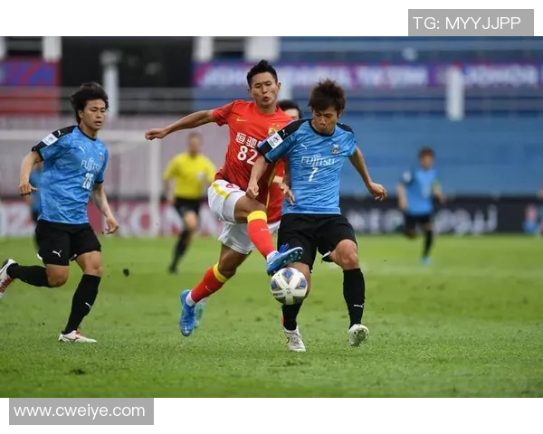 广州足球队团队协作引发热议球迷对战术配合和球员默契产生分歧